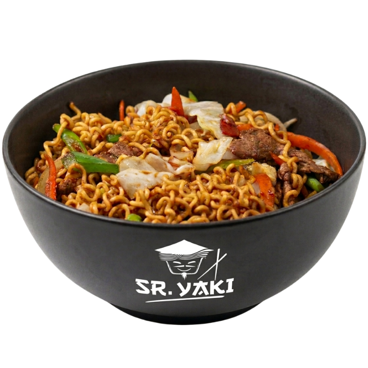 Tigela de yakisoba artesanal com filé mignon, legumes e gergelim